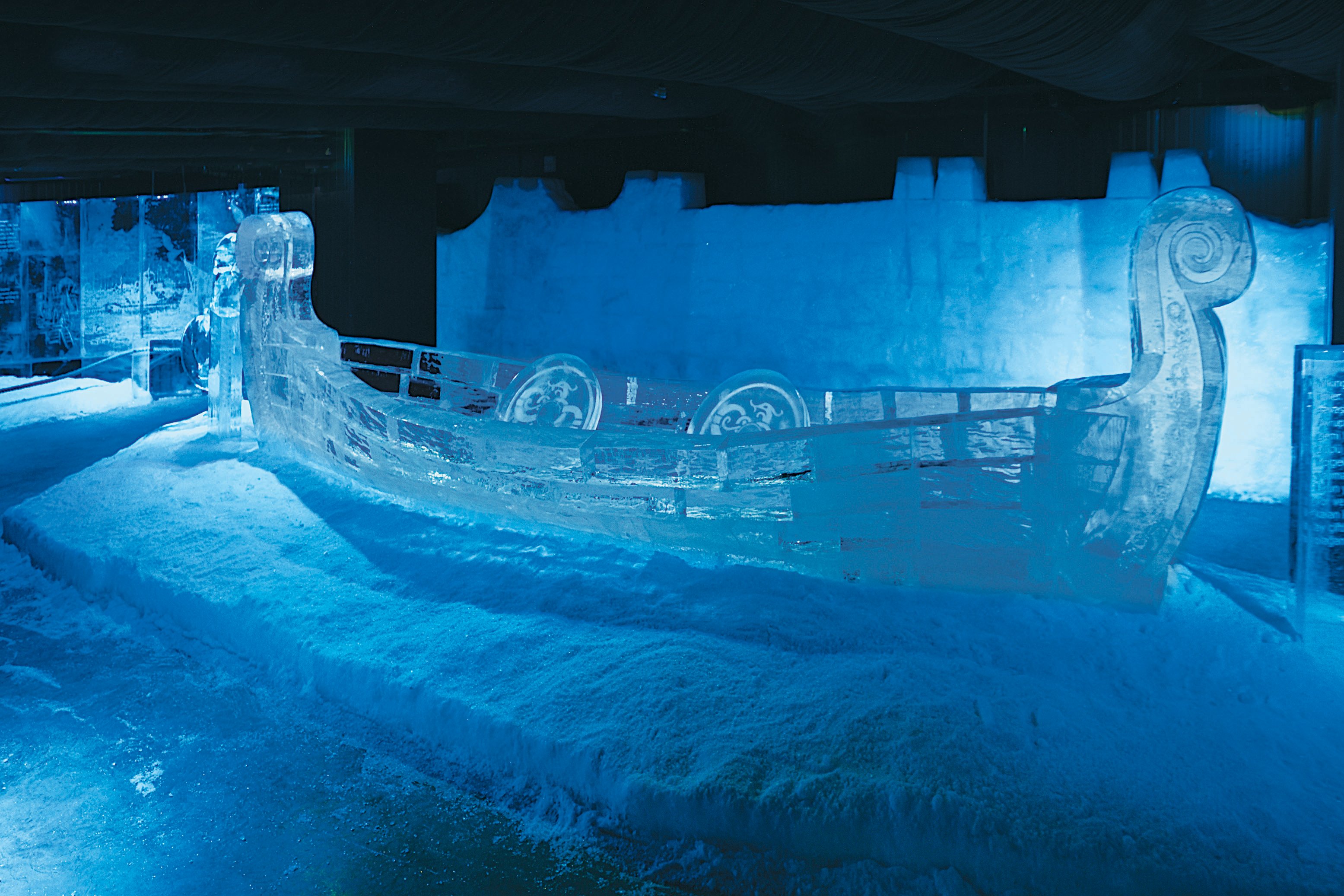 Айс войти. Ледяной музей (Magic Ice). Ледяной музей в Стамбуле. Magic Ice Стамбул. Музей корабль Сураханы.